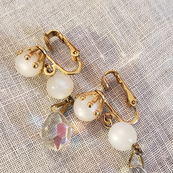 no brand Jewelry - 🌷Vintage Costume Pearl Drop Earrings 🌷